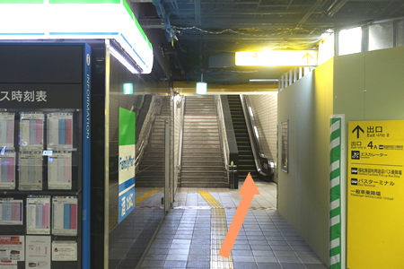 新横浜駅　エスカレータ